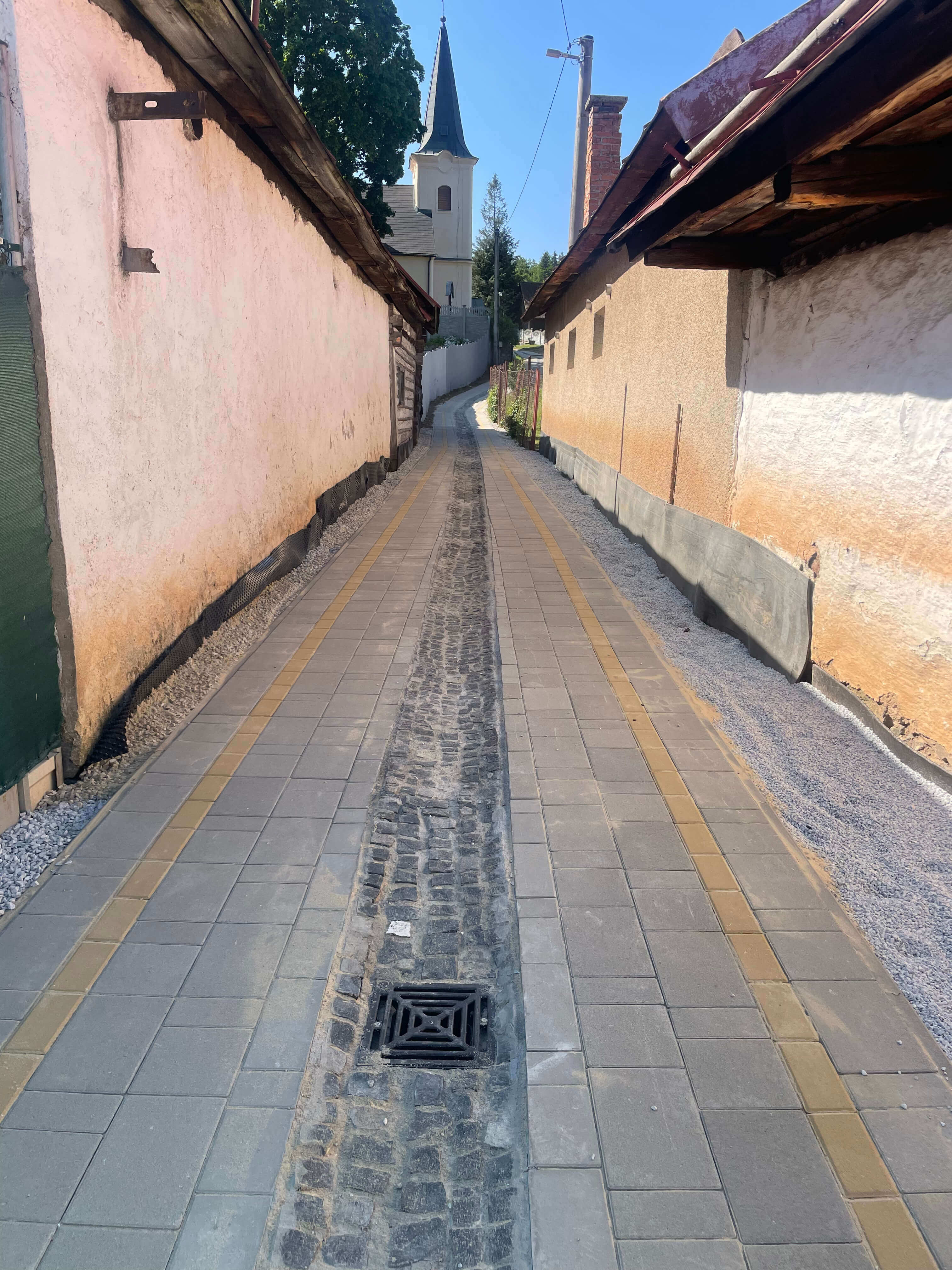 Chodník Poráč – okolie kostola